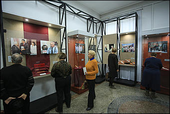 23 октября 2019 г., Барнаул. Екатерина Смолихина   Меч Боливара и другие. Коллекцию сувенирного оружия Калашникова привезли в Барнаул