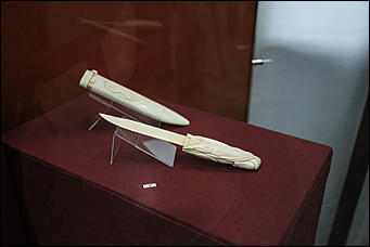 23 октября 2019 г., Барнаул. Екатерина Смолихина   Меч Боливара и другие. Коллекцию сувенирного оружия Калашникова привезли в Барнаул