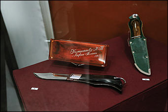 23 октября 2019 г., Барнаул. Екатерина Смолихина   Меч Боливара и другие. Коллекцию сувенирного оружия Калашникова привезли в Барнаул