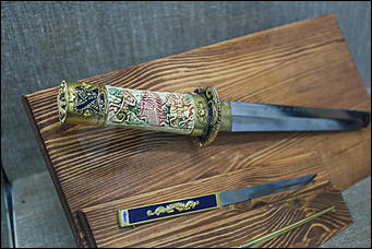 23 октября 2019 г., Барнаул. Екатерина Смолихина   Меч Боливара и другие. Коллекцию сувенирного оружия Калашникова привезли в Барнаул