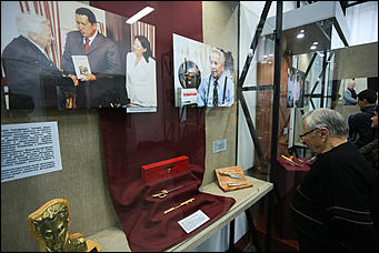 23 октября 2019 г., Барнаул. Екатерина Смолихина   Меч Боливара и другие. Коллекцию сувенирного оружия Калашникова привезли в Барнаул