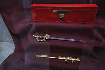 23 октября 2019 г., Барнаул. Екатерина Смолихина   Меч Боливара и другие. Коллекцию сувенирного оружия Калашникова привезли в Барнаул