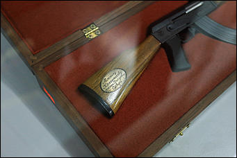 23 октября 2019 г., Барнаул. Екатерина Смолихина   Меч Боливара и другие. Коллекцию сувенирного оружия Калашникова привезли в Барнаул