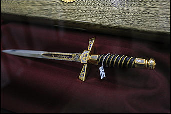 23 октября 2019 г., Барнаул. Екатерина Смолихина   Меч Боливара и другие. Коллекцию сувенирного оружия Калашникова привезли в Барнаул