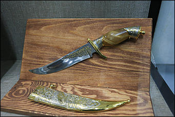 23 октября 2019 г., Барнаул. Екатерина Смолихина   Меч Боливара и другие. Коллекцию сувенирного оружия Калашникова привезли в Барнаул