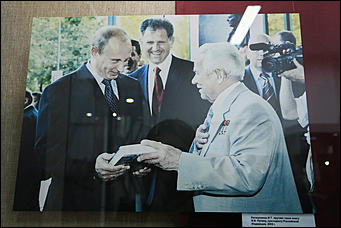 23 октября 2019 г., Барнаул. Екатерина Смолихина   Меч Боливара и другие. Коллекцию сувенирного оружия Калашникова привезли в Барнаул