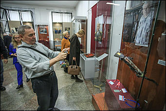 23 октября 2019 г., Барнаул. Екатерина Смолихина   Меч Боливара и другие. Коллекцию сувенирного оружия Калашникова привезли в Барнаул