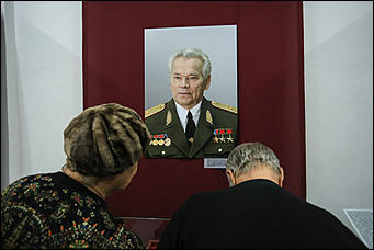 23 октября 2019 г., Барнаул. Екатерина Смолихина   Меч Боливара и другие. Коллекцию сувенирного оружия Калашникова привезли в Барнаул