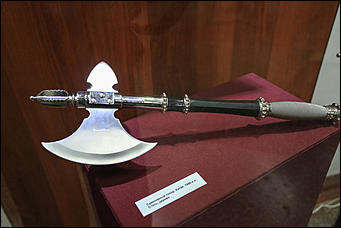 23 октября 2019 г., Барнаул. Екатерина Смолихина   Меч Боливара и другие. Коллекцию сувенирного оружия Калашникова привезли в Барнаул