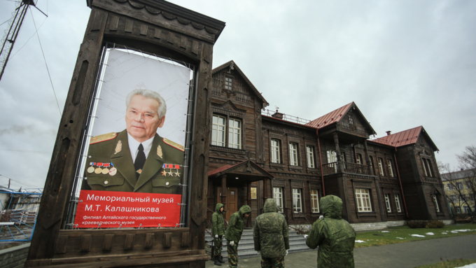 25 октября 2019 г., с. Курья   Храм, цветы, музей и гости со всей России: как отметили 100-летие Калашникова на его малой родине