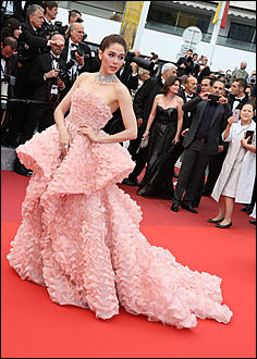 12 май 2016 г., Барнаул Прозрачные блузки и черные кобры: в каких нарядах появились звезды на открытии Каннского кинофестиваля?