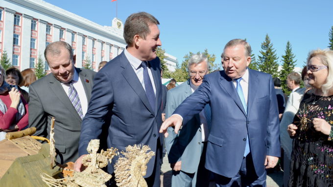 3 сентябрь 2016 г., Барнаул  &copy; Амител Александра Черданцева   Руководители Алтайского края и Барнаула прогулялись по городу в день его рождения