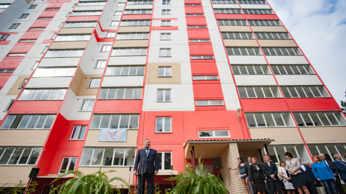 11 август 2016 г., Барнаул &copy; Амител Вячеслав Мельников   С новосельем! Как губернатор Алтайского края вручал ключи от квартир работникам медицины