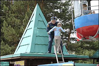 7 июнь 2017 г., Барнаул   Фоторепортаж о том, как сотрудники МЧС снимали людей с колеса обозрения 