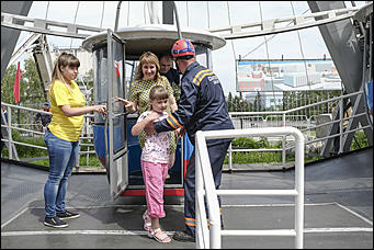 7 июнь 2017 г., Барнаул   Фоторепортаж о том, как сотрудники МЧС снимали людей с колеса обозрения 