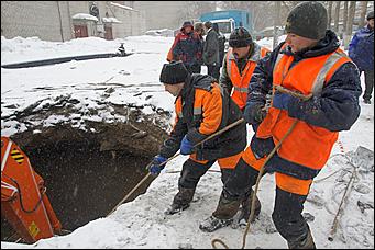 16-17 марта 2011 г., Барнаул   Устранение аварии на коллекторе в центре Барнаула