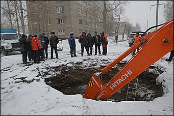 16-17 марта 2011 г., Барнаул   Устранение аварии на коллекторе в центре Барнаула