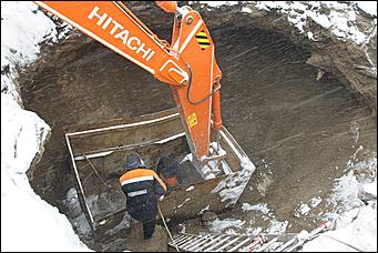 16-17 марта 2011 г., Барнаул   Устранение аварии на коллекторе в центре Барнаула