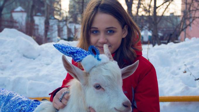 18 декабря 2015 г. Барнаул   Белый козленок поздравил с наступающим Новым годом барнаульский детский дом