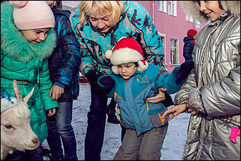 18 декабря 2015 г. Барнаул   Белый козленок поздравил с наступающим Новым годом барнаульский детский дом