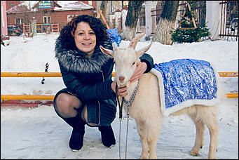 18 декабря 2015 г. Барнаул   Белый козленок поздравил с наступающим Новым годом барнаульский детский дом