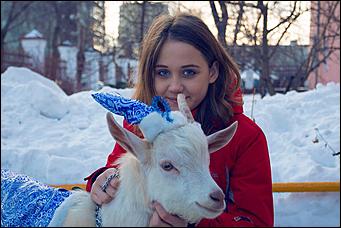 18 декабря 2015 г. Барнаул   Белый козленок поздравил с наступающим Новым годом барнаульский детский дом