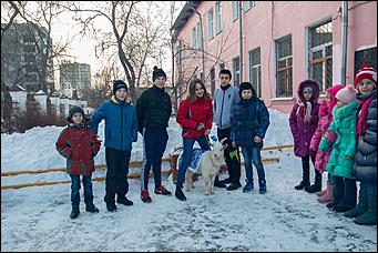 18 декабря 2015 г. Барнаул   Белый козленок поздравил с наступающим Новым годом барнаульский детский дом