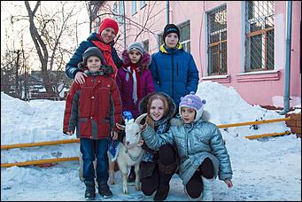 18 декабря 2015 г. Барнаул   Белый козленок поздравил с наступающим Новым годом барнаульский детский дом