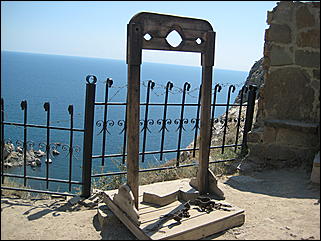 Август 2009 г., Крым   Генуэзская крепость в городе Судаке (Крым, Украина)