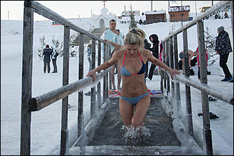 19 январь 2017 г., Барнаул © Амител Вячеслав Мельников Как барнаульцы окунаются в купель на Крещение