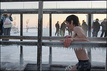 19 январь 2017 г., Барнаул © Амител Вячеслав Мельников Как барнаульцы окунаются в купель на Крещение