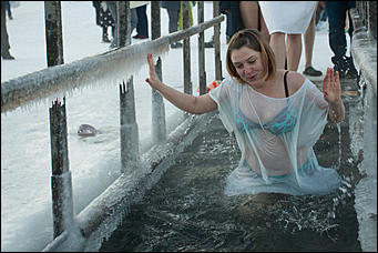 19 январь 2017 г., Барнаул © Амител Вячеслав Мельников Как барнаульцы окунаются в купель на Крещение