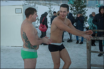 19 январь 2017 г., Барнаул © Амител Вячеслав Мельников Как барнаульцы окунаются в купель на Крещение