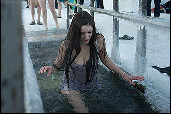 19 январь 2017 г., Барнаул © Амител Вячеслав Мельников Как барнаульцы окунаются в купель на Крещение