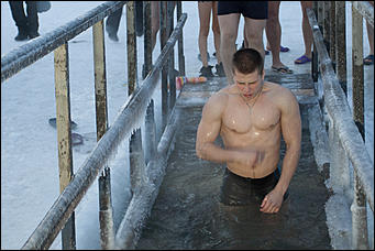 19 январь 2017 г., Барнаул © Амител Вячеслав Мельников Как барнаульцы окунаются в купель на Крещение