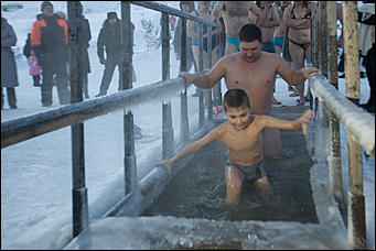 19 январь 2017 г., Барнаул © Амител Вячеслав Мельников Как барнаульцы окунаются в купель на Крещение