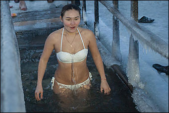 19 январь 2017 г., Барнаул © Амител Вячеслав Мельников Как барнаульцы окунаются в купель на Крещение