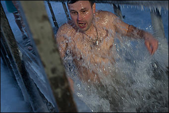 19 январь 2017 г., Барнаул © Амител Вячеслав Мельников Как барнаульцы окунаются в купель на Крещение