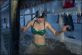 19 январь 2017 г., Барнаул © Амител Вячеслав Мельников Как барнаульцы окунаются в купель на Крещение