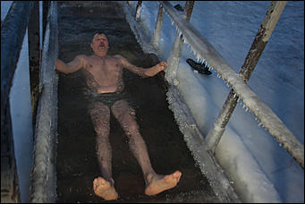 19 январь 2017 г., Барнаул © Амител Вячеслав Мельников Как барнаульцы окунаются в купель на Крещение