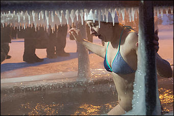 19 январь 2017 г., Барнаул © Амител Вячеслав Мельников Как барнаульцы окунаются в купель на Крещение