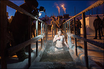 19 январь 2017 г., Барнаул © Амител Вячеслав Мельников Как барнаульцы окунаются в купель на Крещение