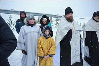 19 января 2020 г., Барнаул. Екатерина Смолихина   Боятся, но купаются. Как в Барнауле прошло Крещение Господне