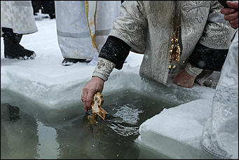 19 января 2020 г., Барнаул. Екатерина Смолихина   Боятся, но купаются. Как в Барнауле прошло Крещение Господне