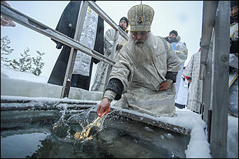 19 января 2020 г., Барнаул. Екатерина Смолихина   Боятся, но купаются. Как в Барнауле прошло Крещение Господне