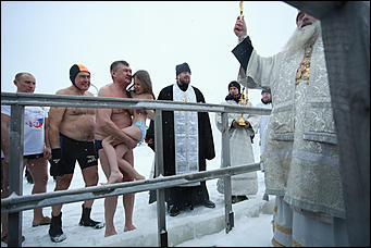 19 января 2020 г., Барнаул. Екатерина Смолихина   Боятся, но купаются. Как в Барнауле прошло Крещение Господне