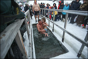 19 января 2020 г., Барнаул. Екатерина Смолихина   Боятся, но купаются. Как в Барнауле прошло Крещение Господне