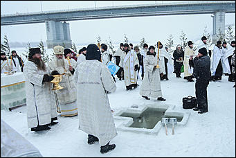 19 января 2020 г., Барнаул. Екатерина Смолихина   Боятся, но купаются. Как в Барнауле прошло Крещение Господне