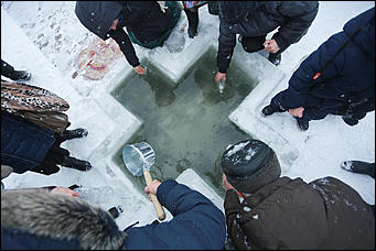 19 января 2020 г., Барнаул. Екатерина Смолихина   Боятся, но купаются. Как в Барнауле прошло Крещение Господне