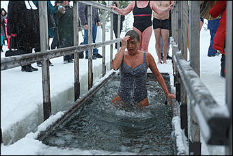 19 января 2020 г., Барнаул. Екатерина Смолихина   Боятся, но купаются. Как в Барнауле прошло Крещение Господне